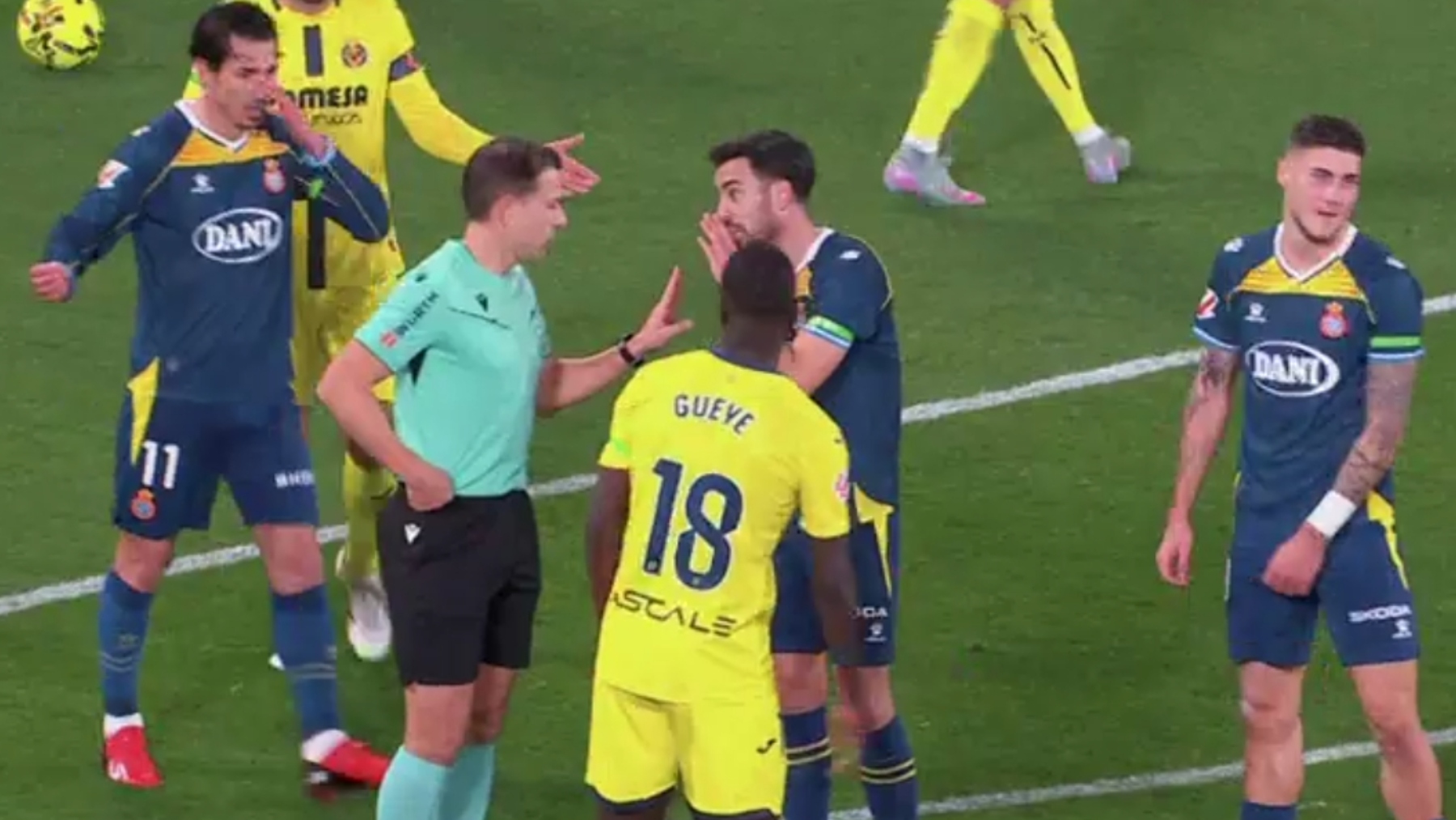 Hoy en 'La Grada Ràdio' | La dura resaca del Villarreal - Espanyol: sangría atrás, falta de agresividad, arbitrajes y la advertencia de Francesc Via al perico ante el riesgo del catastrofismo 4 gol anulado omar villarreal espanyol
