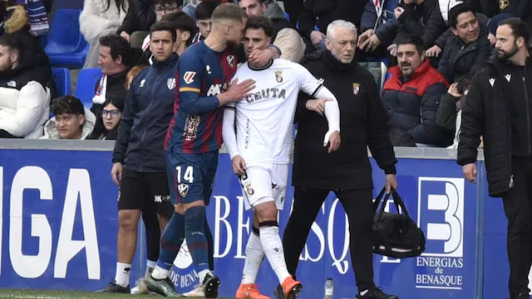 Hoy en 'La Grada Ràdio' | Poniendo el foco en el Atlético - Espanyol entre polémicas arbitrales, repaso a los fallos de la defensa y dudas en el once; la polémica del chándal... y lo que esconde: ¿estamos quemando demasiado pronto a la nueva propiedad? 6 marcos fernandez expulsado huesca ceuta