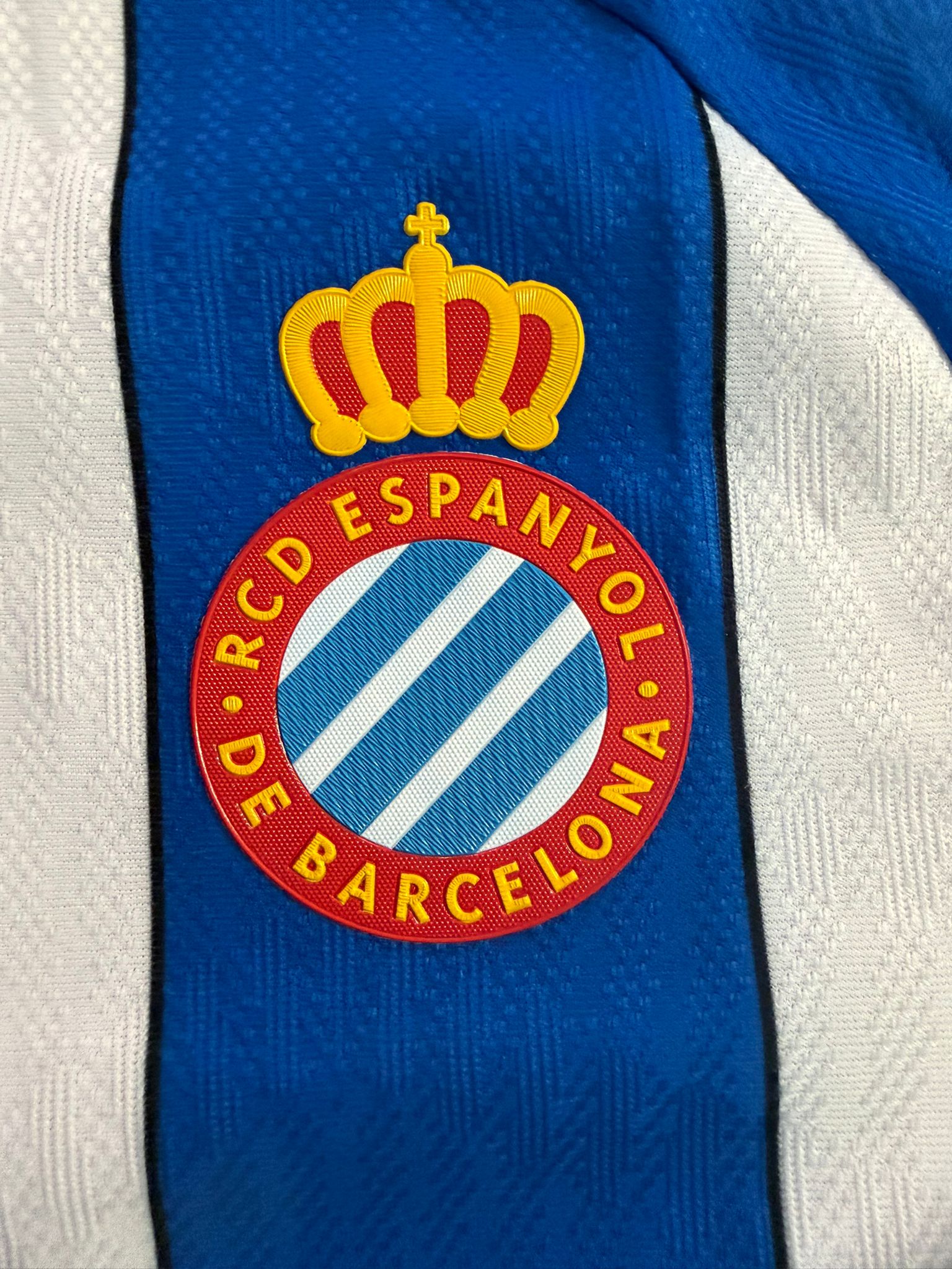 La nueva camiseta del Espanyol, al detalle: todos los secretos de la nueva equipación blanquiazul 2026-27 1 WhatsApp Image 2026 07 03 at 11.36.54