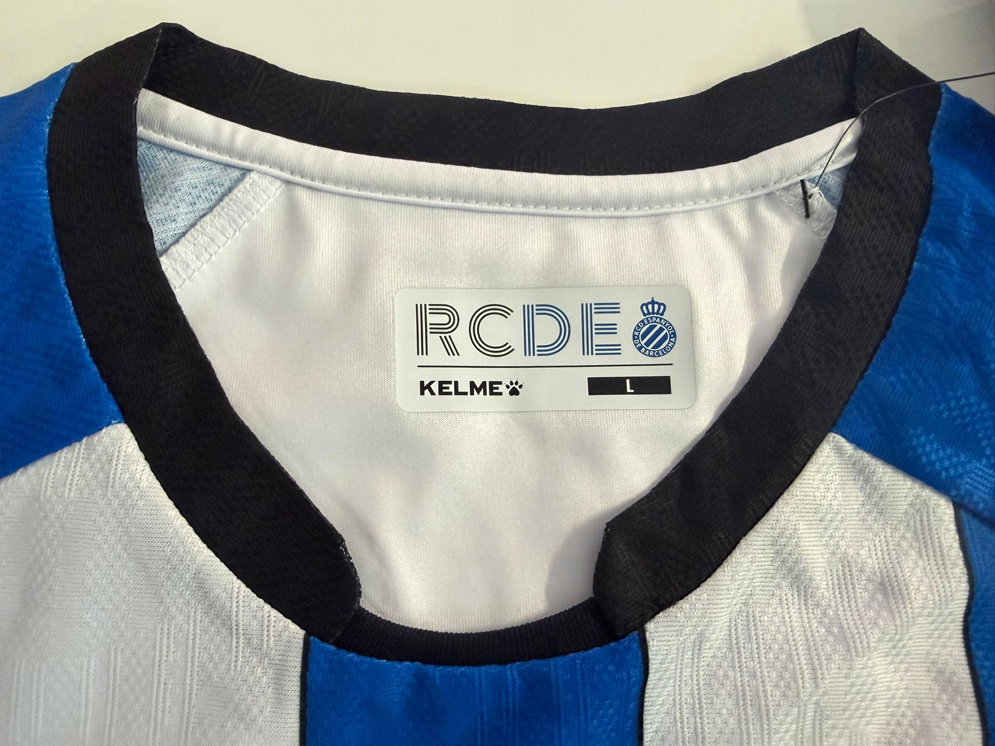 La nueva camiseta del Espanyol, al detalle: todos los secretos de la nueva equipación blanquiazul 2026-27 2 WhatsApp Image 2026 07 03 at 11.36.55 1
