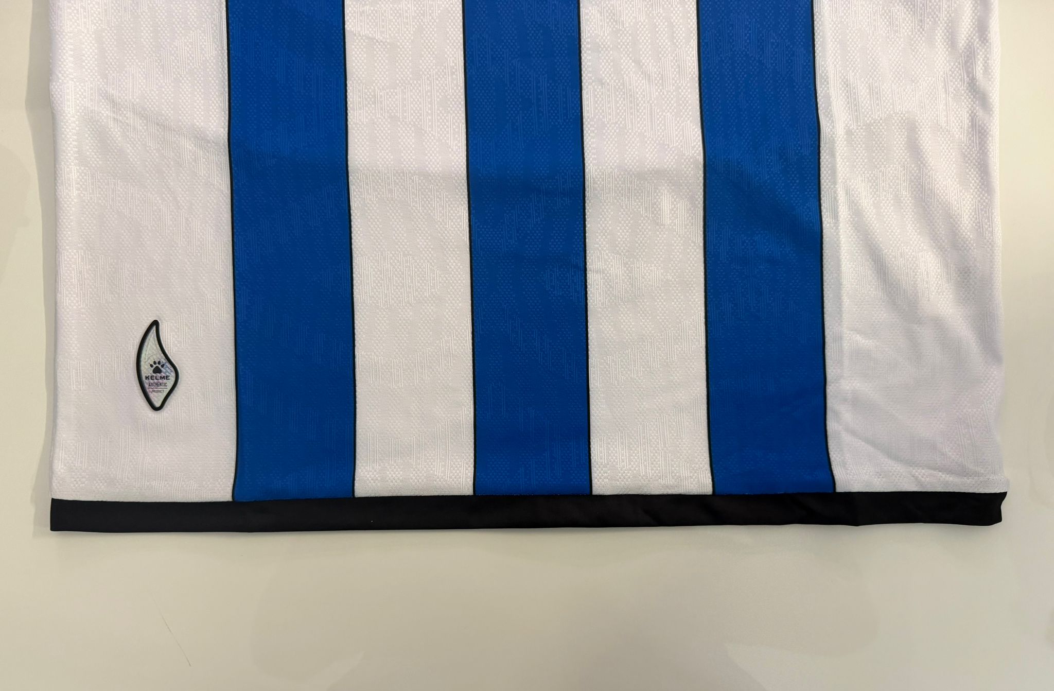 La nueva camiseta del Espanyol, al detalle: todos los secretos de la nueva equipación blanquiazul 2026-27 4 WhatsApp Image 2026 07 03 at 11.36.55 3