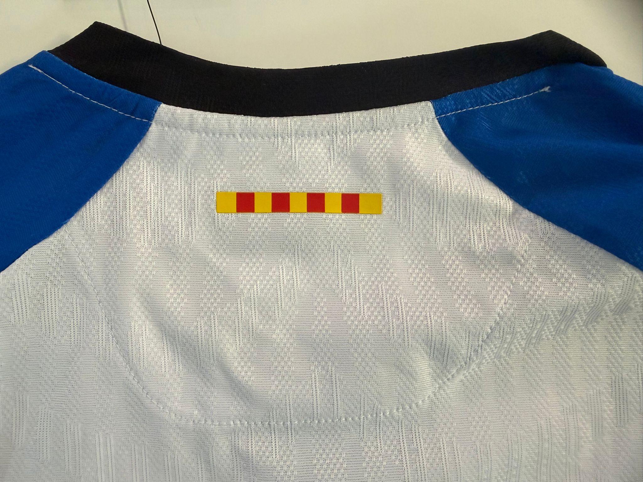 La nueva camiseta del Espanyol, al detalle: todos los secretos de la nueva equipación blanquiazul 2026-27 5 WhatsApp Image 2026 07 03 at 11.36.56