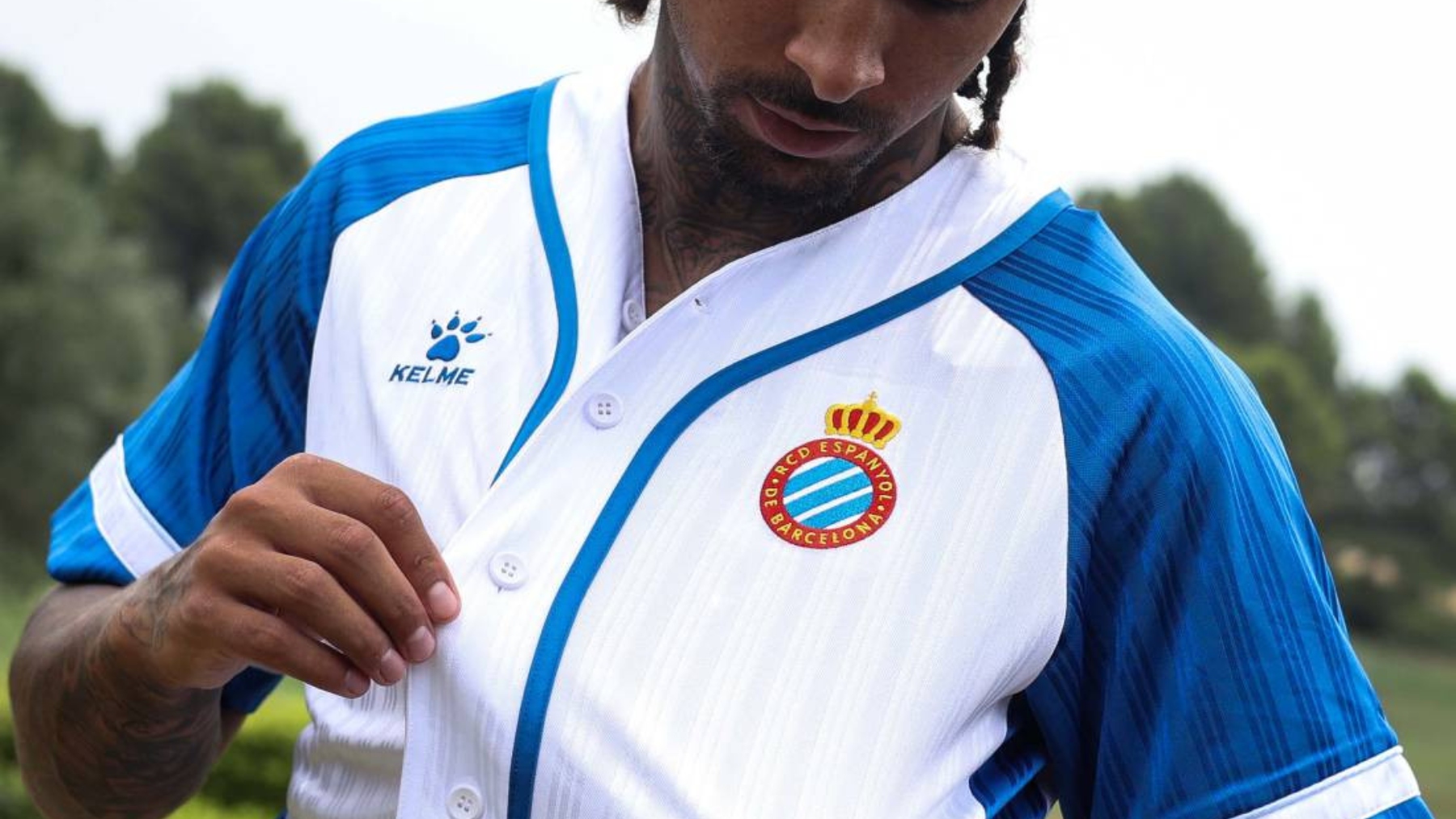 LA TERTULIA | El Espanyol a día de hoy genera división de opiniones: Maymó teme otro año de sufrimiento si no sube el nivel de los fichajes. Via, que ironiza con el papel de Gavi en la final en el Mundial, hace las paces con Luis de la Fuente tras el caso Joan García: "Maribel y yo estamos contigo" 5 camiseta prepartido espanyol 26 27