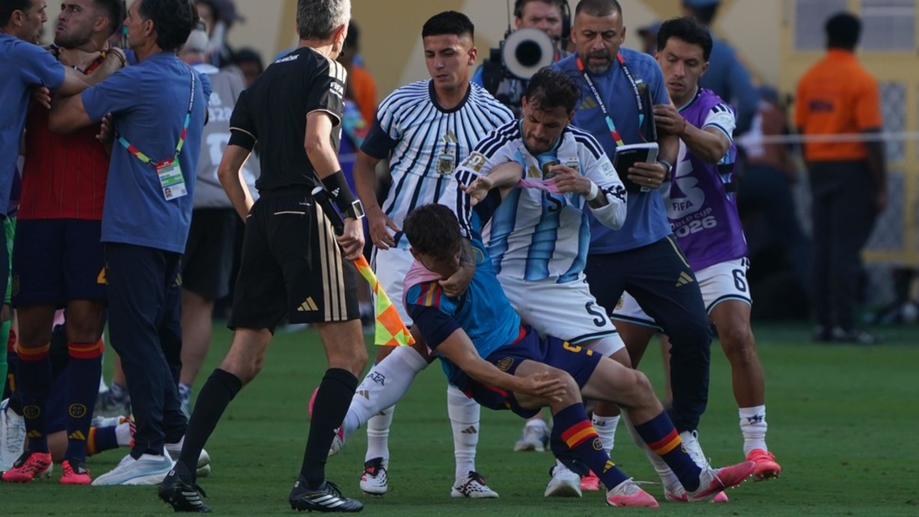 LA TERTULIA | El Espanyol a día de hoy genera división de opiniones: Maymó teme otro año de sufrimiento si no sube el nivel de los fichajes. Via, que ironiza con el papel de Gavi en la final en el Mundial, hace las paces con Luis de la Fuente tras el caso Joan García: "Maribel y yo estamos contigo" 6 gavi final mundial
