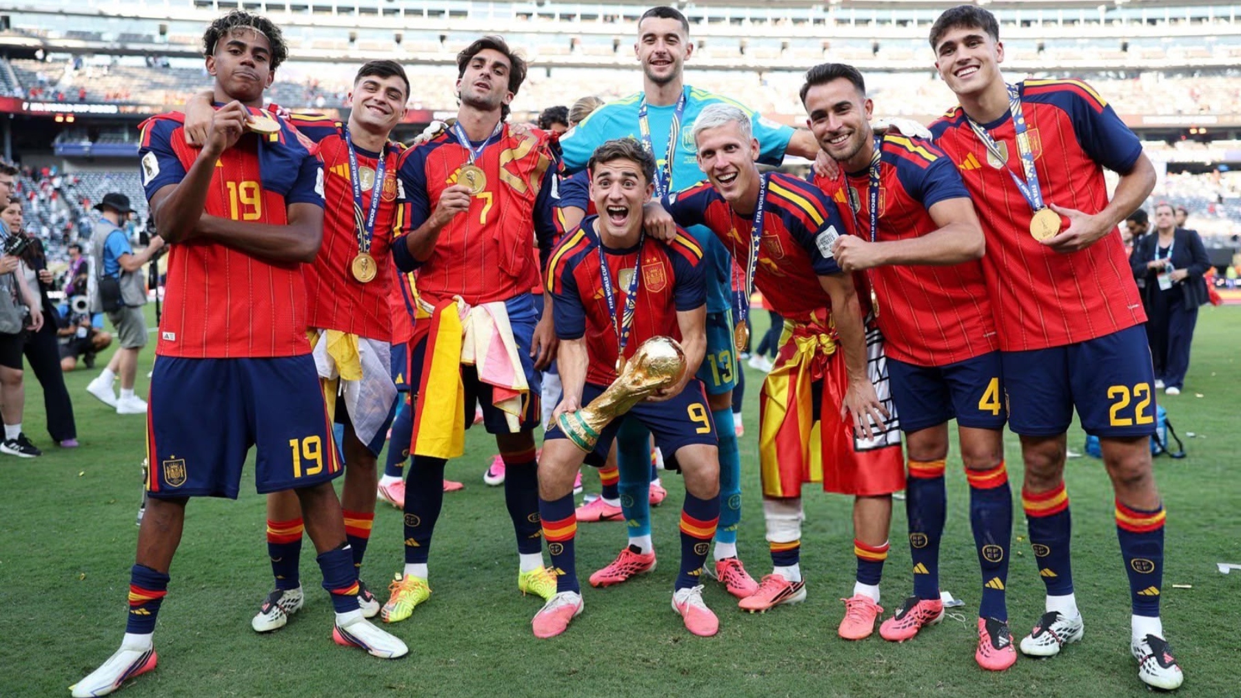 LA TERTULIA | El Espanyol a día de hoy genera división de opiniones: Maymó teme otro año de sufrimiento si no sube el nivel de los fichajes. Via, que ironiza con el papel de Gavi en la final en el Mundial, hace las paces con Luis de la Fuente tras el caso Joan García: "Maribel y yo estamos contigo" 7 jugadores fc barcelona final mundial