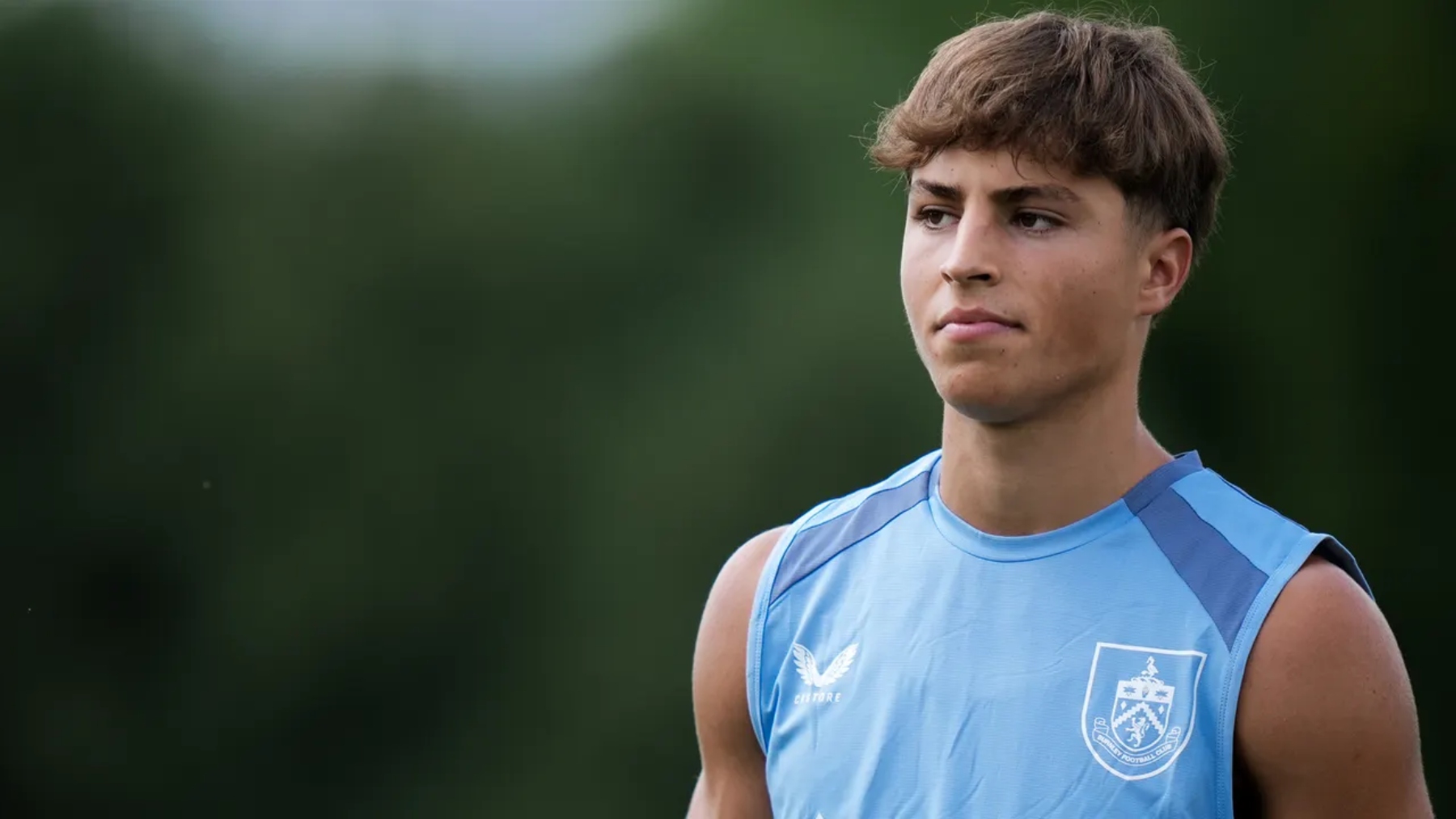 Hoy en 'La Grada Ràdio' | Semana clave para el Espanyol: dobles sesiones, Navata, primer amistoso y una afición que vuelve a responder; Via ve en la salida de Lluc Castell una vía para inyectar dinero en el RCDE; los casos Mario Hermoso, Tsygankov y Kumbulla 3 lluc castell burnley