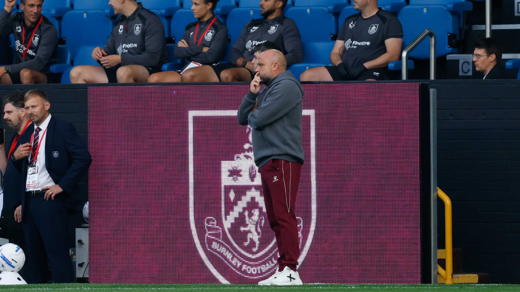 El análisis del Burnley - Espanyol: el empate en Turf Moor no tapa las grietas del Espanyol: faltan centrales, ritmo e idea colectiva; el debate sobre Manolo González seguirá abierto 7 manolo burnley espanyol