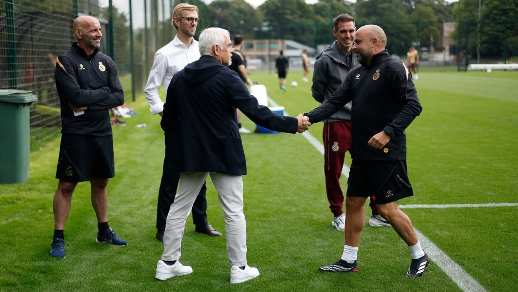 Se cae la opción de Jan-Carlo Simić para el Espanyol; Alan Pace sigue de cerca el trabajo del equipo antes del partido ante el Burnley 4 pace manolo monchi 290726 1