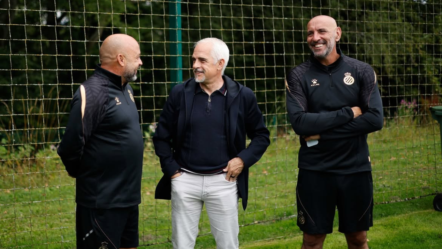 Se cae la opción de Jan-Carlo Simić para el Espanyol; Alan Pace sigue de cerca el trabajo del equipo antes del partido ante el Burnley 5 pace manolo monchi 290726 3