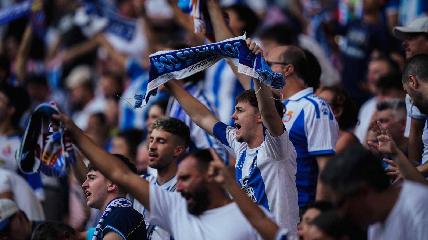El análisis del Espanyol - Levante: el equipo empieza con una respuesta contundente; fútbol, jóvenes y un 3-0 que cambia un ruido posiblemente sobredimensionado por confianza 6 grada espanyol levante