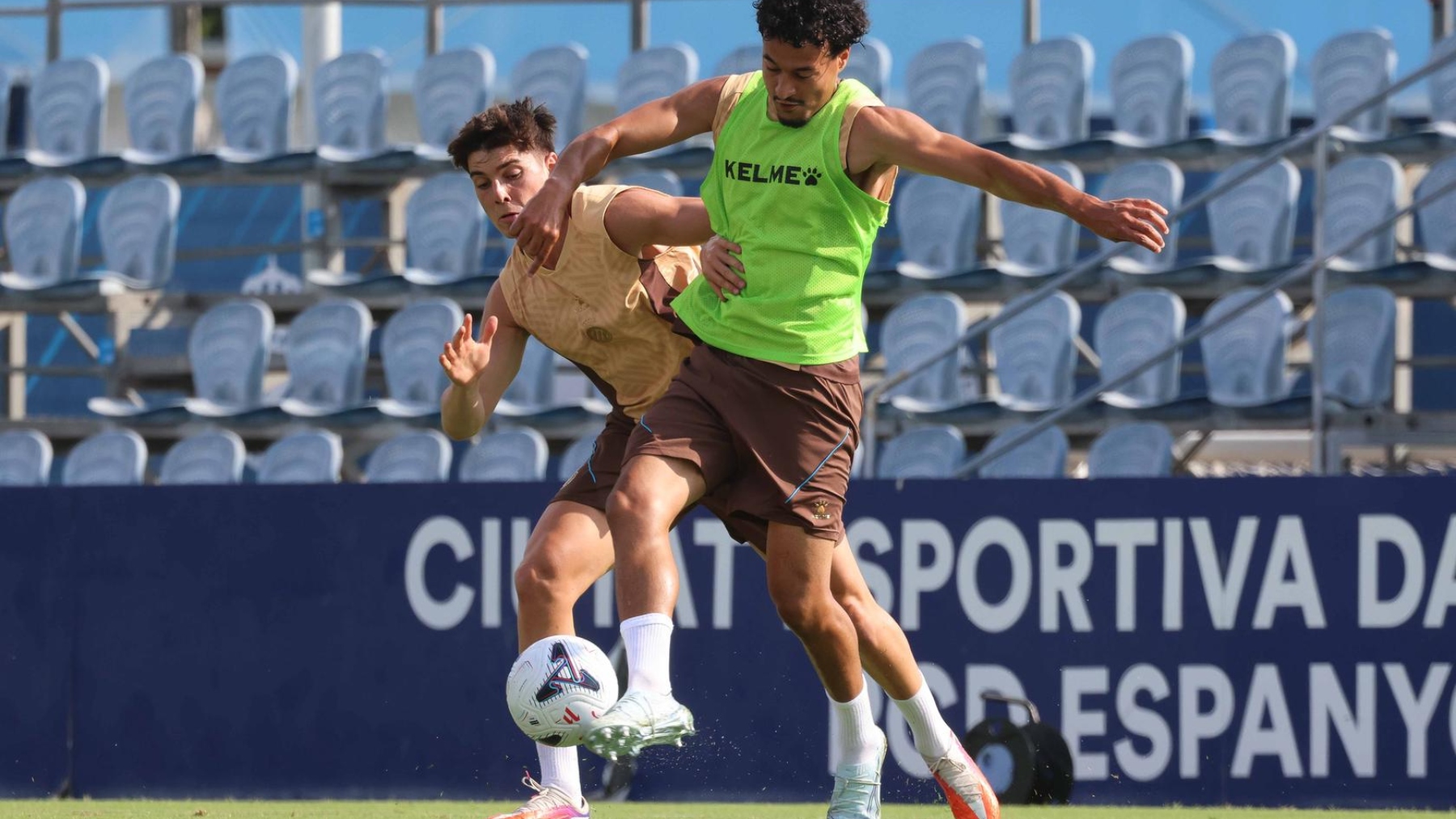 Manolo tiene un "problema" de los buenos después del 3-0 al Levante; Hinojo o Hartman, Riedel o Vanja, entre los dilemas para recibir al Real Madrid 3 hinojo omar entreno espanyol