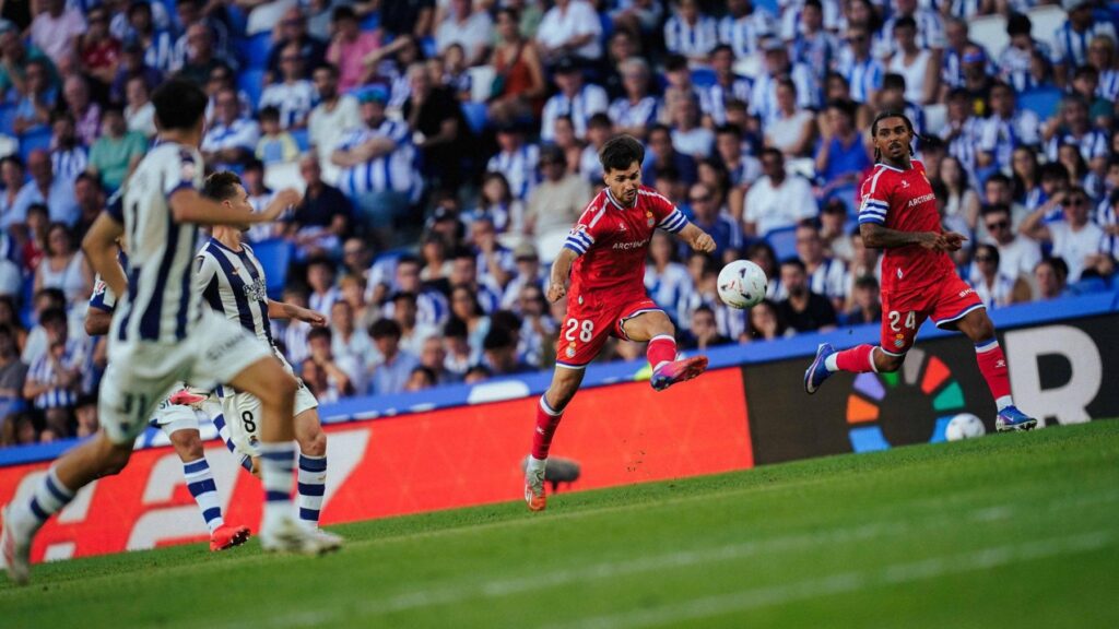 El análisis del Real Sociedad - Espanyol: una tarde plana, demasiados errores y pocas respuestas en Anoeta; Manolo tiene trabajo 9 javi hernandez espanyol real sociedad 26 27
