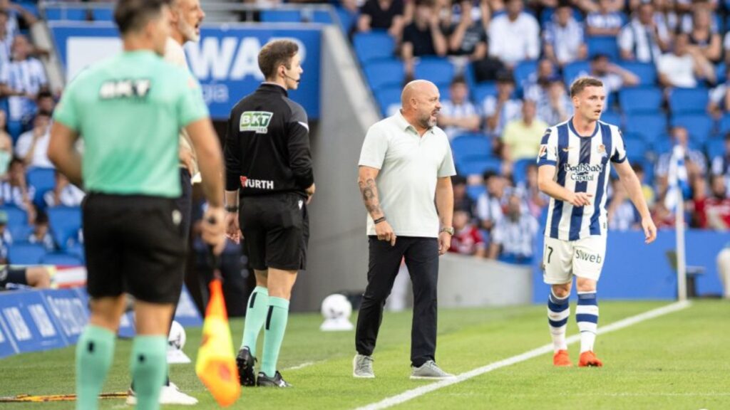 El análisis del Real Sociedad - Espanyol: una tarde plana, demasiados errores y pocas respuestas en Anoeta; Manolo tiene trabajo 11 manolo gonzalez real sociedad espanyol 26 27