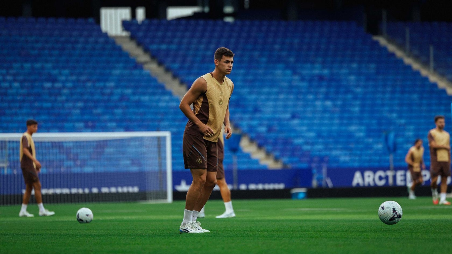 Moscardo espera su turno: el talento de 20 millones que todavía no entra en los planes de Manolo; ¿qué papel le tiene reservado? 5 moscardo espanyol entreno 1