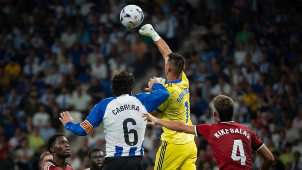 Leandro Cabrera, el superviviente del Espanyol discutido por la grada pero indiscutible para los técnicos: 250 partidos, seis suplencias por decisión técnica y una titularidad que nadie le quita 6 cabrera espanyol sevilla 26 27 2