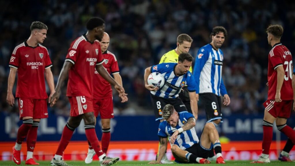 El análisis del Espanyol - Sevilla: Marcos Fernández rescató al Espanyol, pero el empate ante el Sevilla dejó dudas por el once, la tardanza de los cambios y la falta de oficio contra diez 4 espanyol sevilla 26 27