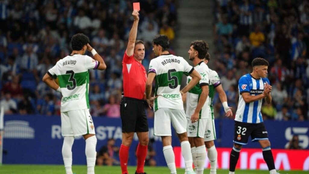 El análisis del Espanyol - Elche: el desastre que impulsa a Manolo a replantearse su idea; el parón abre un debate sobre si el entrenador retocará profundamente su idea de juego y sobre la confianza que mantiene el proyecto 3 expulsion redondo espanyol elche 26 27