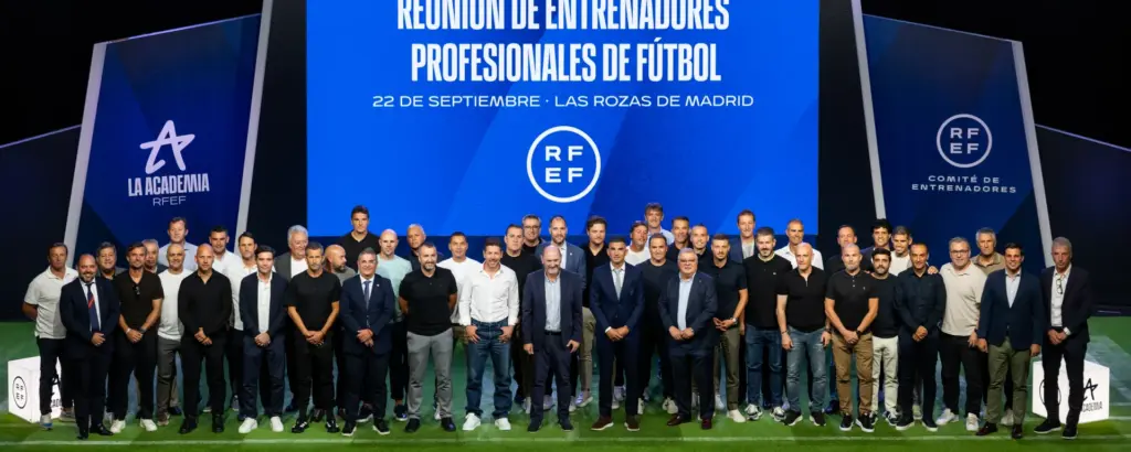 Manolo González aprovecha el parón del Espanyol para acudir a la reunión de entrenadores profesionales de la RFEF; se han tratado asuntos relacionados con el arbitraje, el liderazgo y cuestiones laborales 4 reunion entrenadores profesionales 2