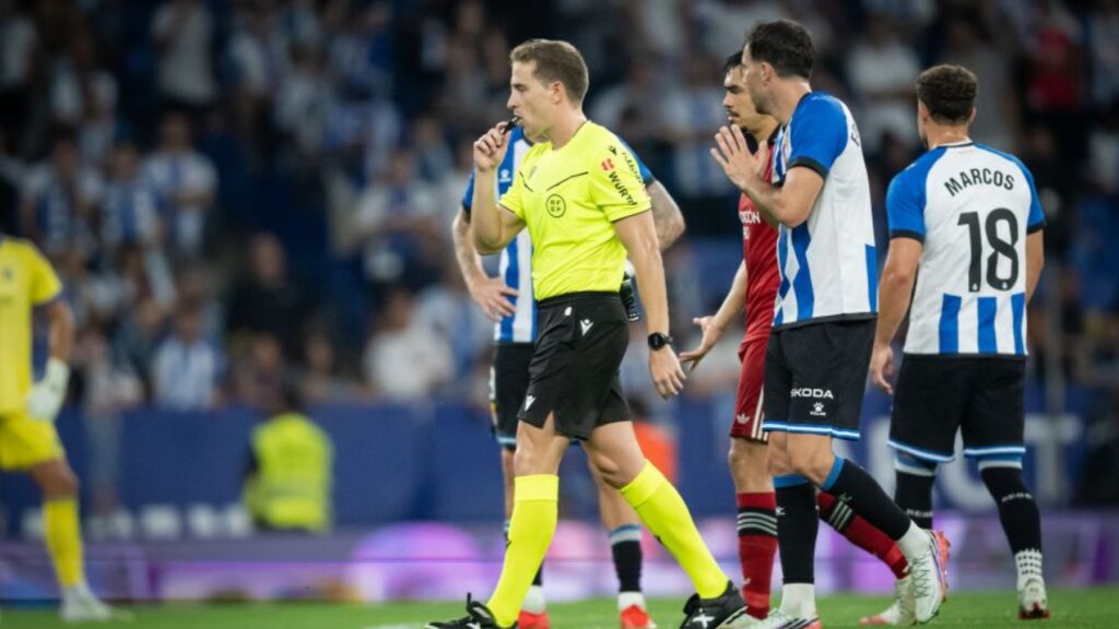 Seis días para medir al Espanyol: Osasuna, Rayo y Elche, el triple examen del Espanyol y Manolo González antes de un largo parón que puede afrontarse en calma o en ebullición 2 revision var espanyol sevilla 26 27