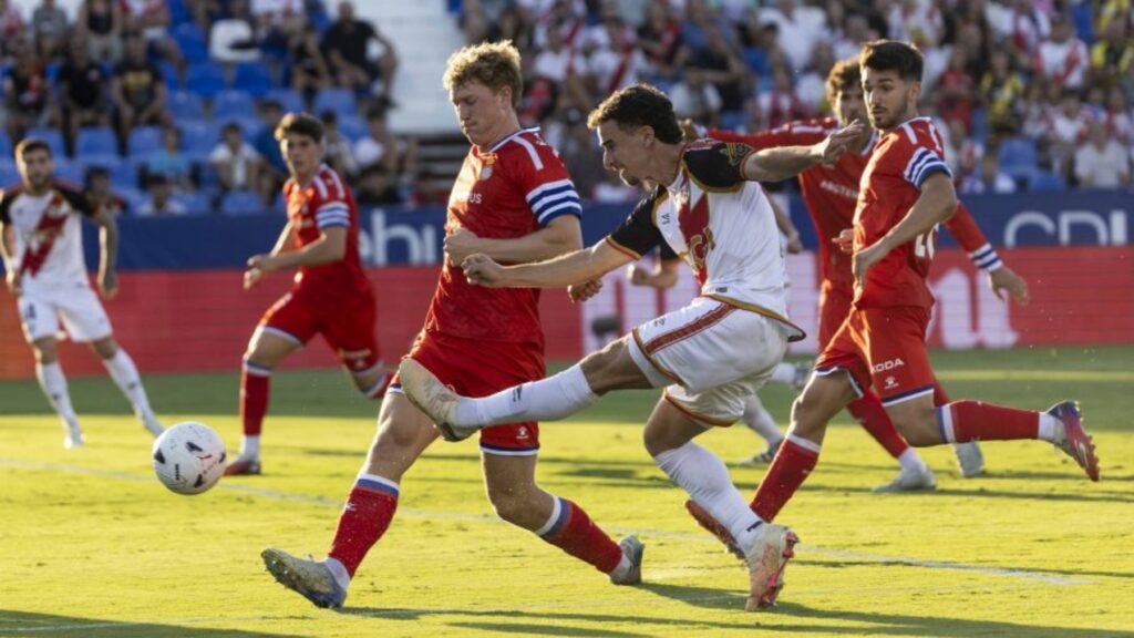 Rayo Vallecano - RCD Espanyol: Una primera parte para el olvido condena al Espanyol en Butarque (2-1) 5 riedel rayo espanyol 26 27