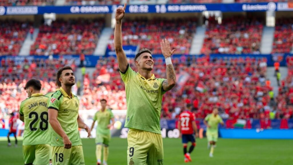 El análisis del Osasuna - Espanyol: eficacia, oficio y un equipo que por fin supo controlar el partido; Roberto golpea y Manolo encuentra el encuentro que necesitaba 5 roberto marcos osasuna espanyol 26 27