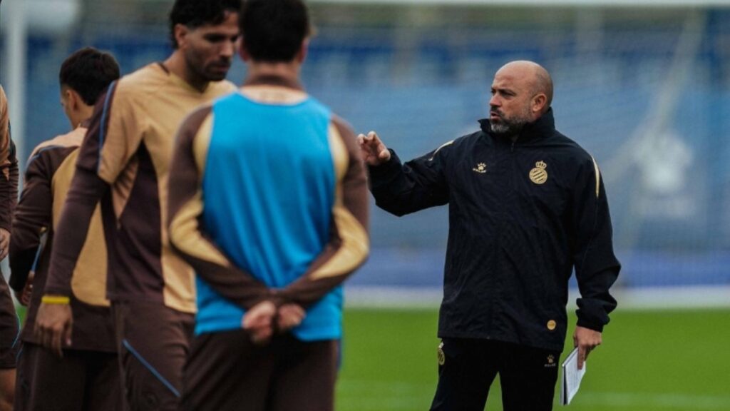 Leandro Cabrera, entre las críticas y la responsabilidad: el Espanyol busca respuestas en uno de sus capitanes 6 cabrera manolo entreno espanyol