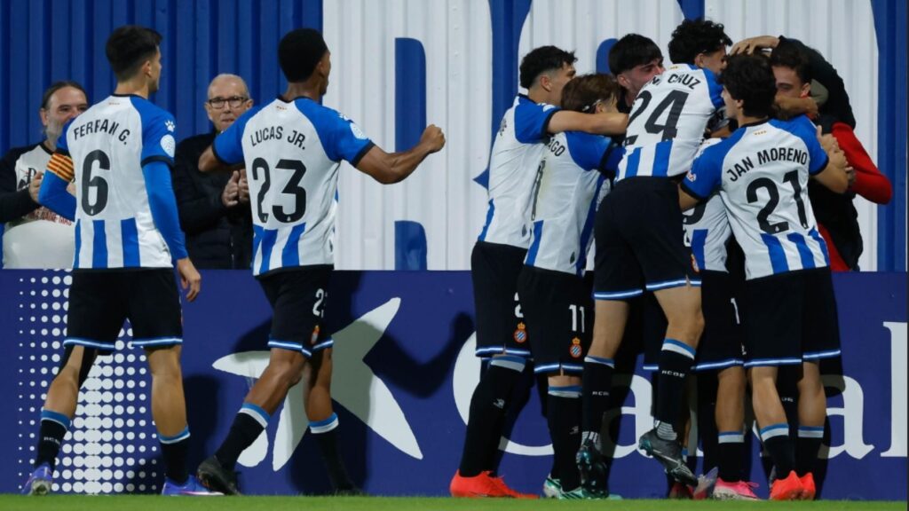 El Espanyol B de Sergio García firma un inicio de récord que invita a soñar con el ascenso: 16 puntos en 7 jornadas, invicto y sin encajar en la Dani Jarque y una propuesta de fútbol basada en la presión y el ataque 4 espanyol b osasuna promesas 26 27 1