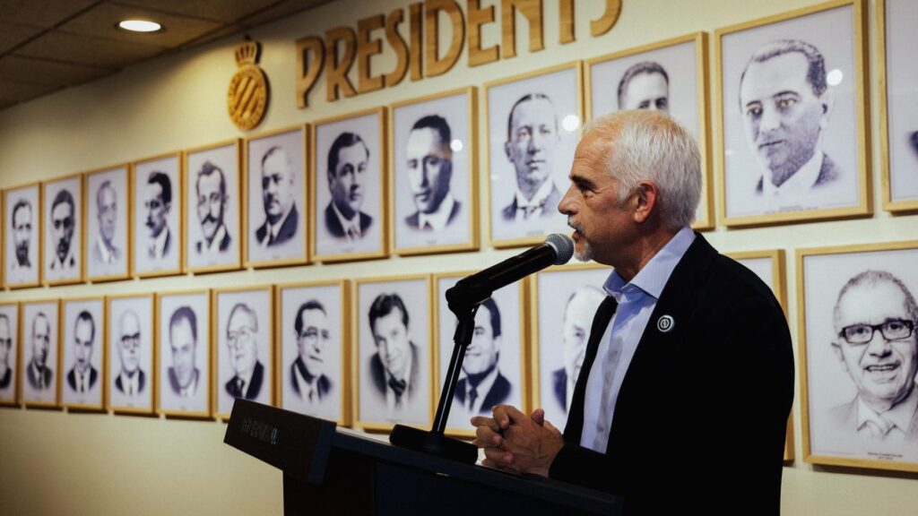 Toda una vida con el Espanyol: el club reconoce en el RCDE Stadium a los socios que cumplen 50 años de antigüedad y distingue a Francisco Perelló Molné por sus 75 años de fidelidad 5 homenaje socios espanyol 50 75 anos 1