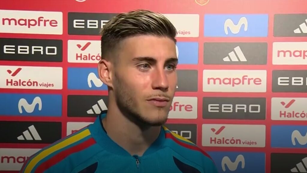 Noche internacional perica: debut de Roberto, que es 5 millones más caro, y cambio al descanso de Vanja; el delantero reconoce que ha acabado "reventado, me he llevado palos por todos lados" 3 roberto declaraciones debut seleccion espana