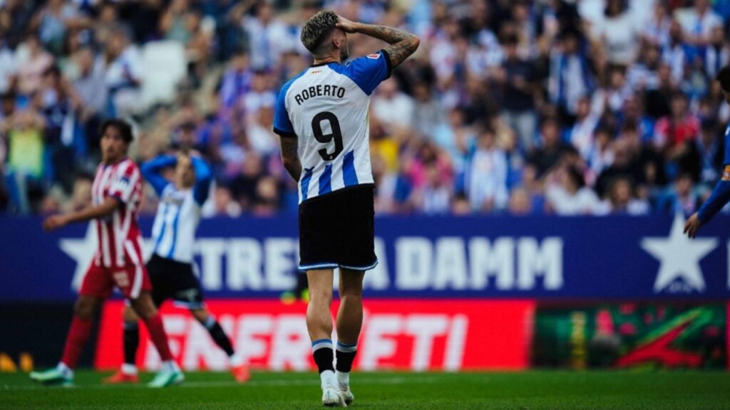 Las cinco preguntas que esperan a Manolo antes del Racing - Espanyol: su futuro, el vestuario y un equipo que necesita respuestas 6 roberto espanyol atletico de madrid 26 27